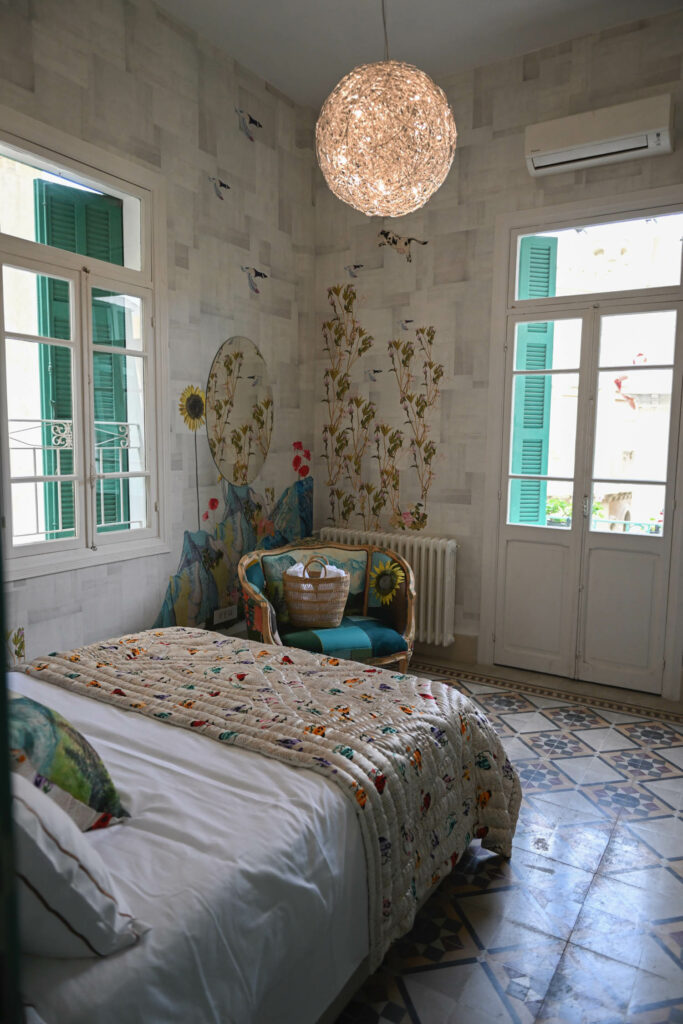 a floral bedroom with tile floors in Beit Tamanna